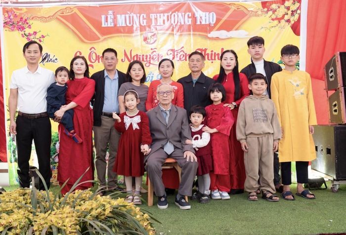Hai ảnh trên ghi lại những khoảnh khắc tại lễ mừng thọ tuổi 90 của đồng chí Nguyễn Tiến Thịnh