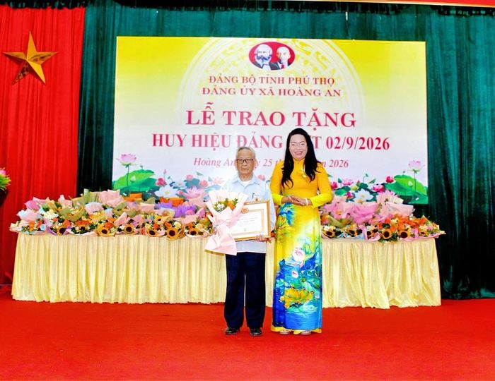 Đồng chí Nguyễn Hồng Nhung, Ủy viên Ban Chấp hành Đảng bộ tỉnh Phú Thọ, Phó Chủ tịch Ủy ban MTTQ Việt Nam tỉnh Phú Thọ, Chủ tịch Hội Liên hiệp Phụ nữ tỉnh Phú Thọ, trao tặng Huy hiệu 65 năm tuổi Đảng. Ảnh: Quỳnh Hương