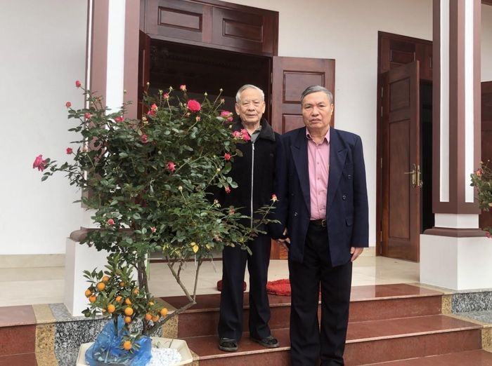 Đồng chí Nguyễn Tiến Thịnh và Nhà báo, Nhà sử học Vũ Xuân Bân, Chủ tịch Hội đồng Biên tập Tạp chí điện tử Văn hóa và Phát triển, chụp ảnh kỷ niệm tại tư gia đồng chí Nguyễn Tiến Thịnh năm 2024. Ảnh: Nguyễn Hoàng ↵
