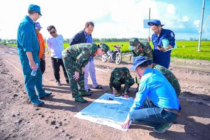 Cơ quan Bộ CHQS tỉnh tiến hành khảo sát thực địa các vị trí nghi ngờ có hài cốt liệt sĩ tại khu vực Tràm Dù
