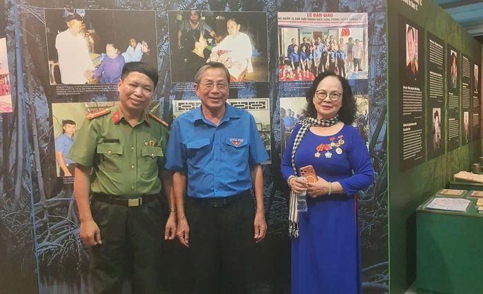 Tác giả bài viết kỷ niệm với vợ chồng CCB Trần Thiện Hà - Nguyễn Thị Minh Hạnh, nguyên cán bộ Thông tin báo vụ và Cơ yếu Khu Tây Nam Bộ, những người trực tiếp tổ chức sự kiện.
