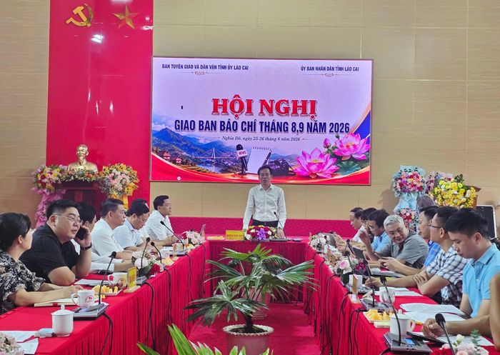 Ông Dương Đức Huy, Uỷ viên Ban thường vụ, Trưởng ban Tuyên giáo và Dân vận tỉnh uỷ phát biểu và chủ trì Hội nghị. Ảnh Trần Thắng