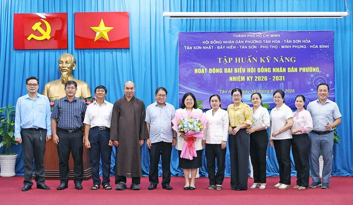 Báo cáo viên và các đại biểu tham dự Lớp tập huấn, bồi dưỡng kỹ năng hoạt động cho đại biểu HĐND một số phường khóa I của Thành phố Hồ Chí Minh. Ảnh: T. Hòa