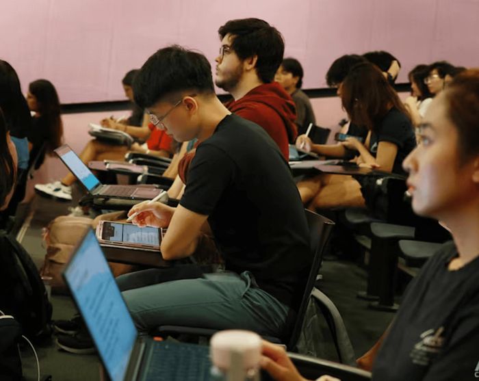 Singapore lựa chọn cách tập trung nguồn lực vào một số trường đại học nghiên cứu, đồng thời xây dựng mạng lưới khoa học - công nghệ xung quanh các trường này. Ảnh: CNA/Raj Nadarajan