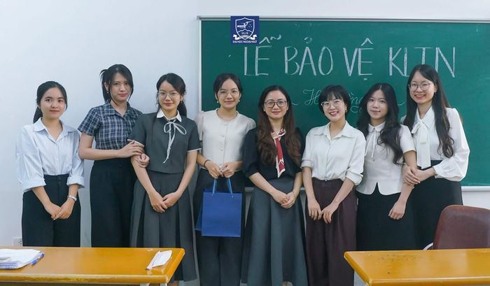 Phương Anh và Châu Anh tại lễ bảo vệ KLTN. Ảnh: NVCC