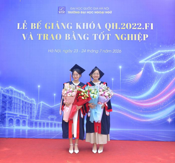 Phương Anh và Châu Anh tại lễ tốt nghiệp. Ảnh: NVCC
