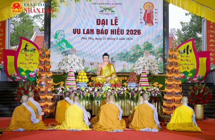 Chia sẻ tại buổi lễ, Đại đức Thích Trí Thịnh - Phó Trưởng Ban Trị sự Giáo hội Phật giáo Việt Nam tỉnh Phú Thọ, Trụ trì chùa Kim Sơn Lạc Hồng nhấn mạnh: Rằm tháng Bảy từ lâu đã trở thành ngày lễ thiêng liêng của hàng triệu người con đất Việt. Dù ở bất cứ nơi đâu, cứ mỗi độ Vu Lan về, những mạch cảm xúc thân thương lại đưa mỗi chúng ta trở về với vòng tay ấm áp của mẹ cha