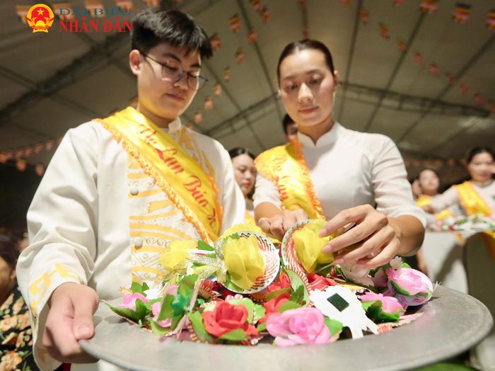 Điểm nhấn xúc động nhất của đêm Đại lễ là các nghi thức truyền thống như: dâng hoa, cảm niệm Vu Lan, dâng y cúng dường chư tăng và đặc biệt là nghi thức "Bông hồng cài áo". Mỗi nghi thức đều truyền tải một thông điệp sâu sắc về lòng biết ơn và sự trân trọng đối với những người đã sinh thành, dưỡng dục