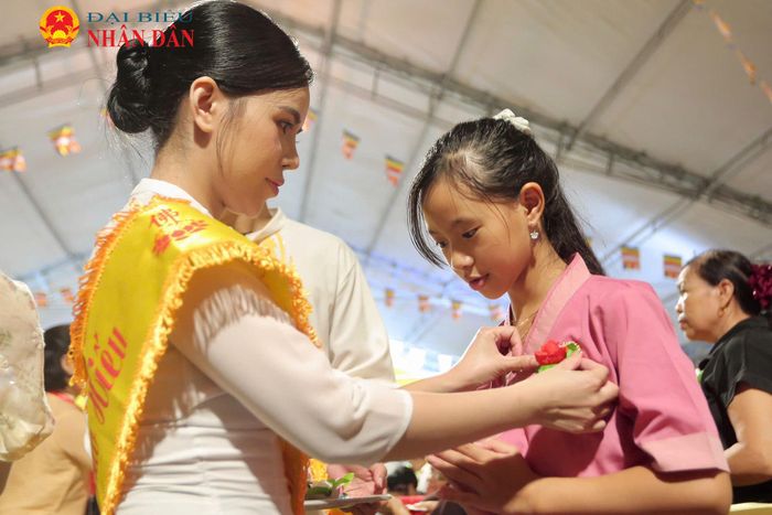 Đặc biệt, nhiều gia đình đã đưa theo con nhỏ đến chùa với mong muốn gieo vào lòng các em những cảm nhận sâu sắc hơn về đạo làm con và tình yêu thương vô bờ bến của cha mẹ