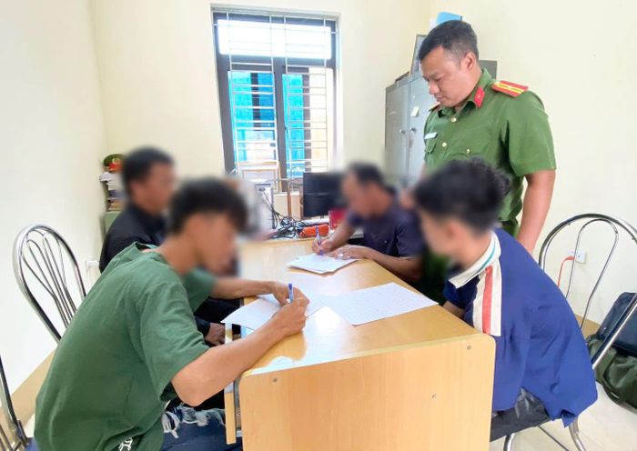 Công an xã Minh Tân bàn giao 2 cháu G.C.S. và G.V.Q. về gia đình an toàn.