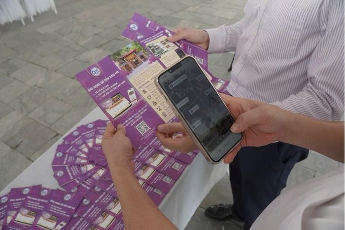 Người dân, du khách quét QR trải nghiệm ứng dụng.