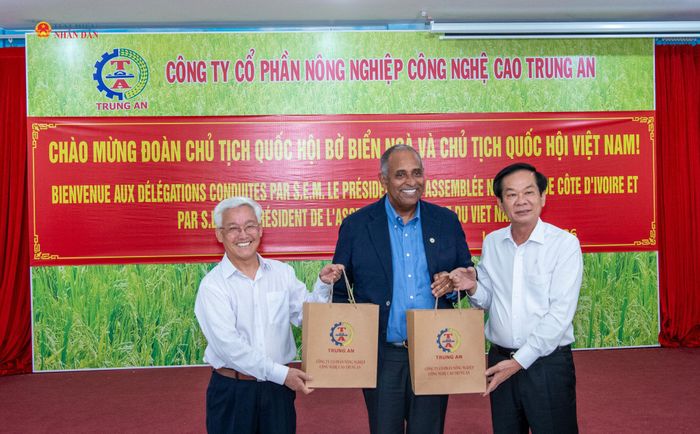 Bí thư Thành ủy, Trưởng Đoàn ĐBQH TP. Cần Thơ Đỗ Thanh Bình trao quà tặng Chủ tịch Quốc hội Bờ Biển Ngà Patrick Achi