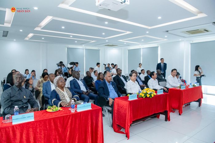 Chủ tịch Quốc hội Trần Thanh Mẫn và Chủ tịch Quốc hội Bờ Biển Ngà Patrick Achi thăm làm việc tại Công ty nông nghiệp công nghệ cao Trung An