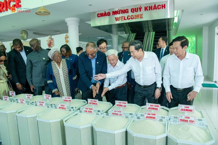 Chủ tịch Quốc hội Trần Thanh Mẫn và Chủ tịch Quốc hội Bờ Biển Ngà Patrick Achi thăm làm việc tại Công ty nông nghiệp công nghệ cao Trung An