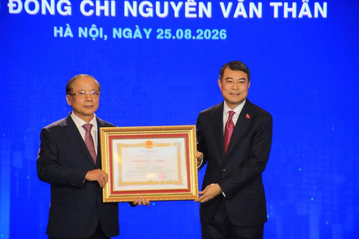 Thay mặt lãnh đạo Đảng, Nhà nước, Thủ tướng Lê Minh Hưng trao tặng Huân chương Lao động hạng Nhất cho ông Nguyễn Văn Thân, Chủ tịch Hiệp hội. Ảnh: Linh Anh