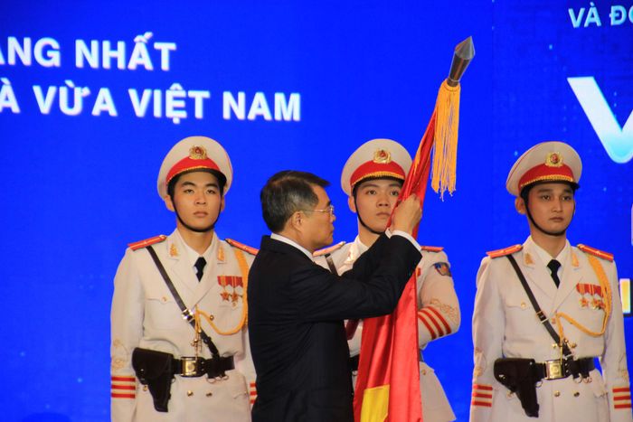 Thay mặt lãnh đạo Đảng, Nhà nước, Thủ tướng Lê Minh Hưng trao tặng Huân chương Lao động hạng Nhất cho Hiệp hội Doanh nghiệp nhỏ và vừa Việt Nam. Ảnh: Linh Anh