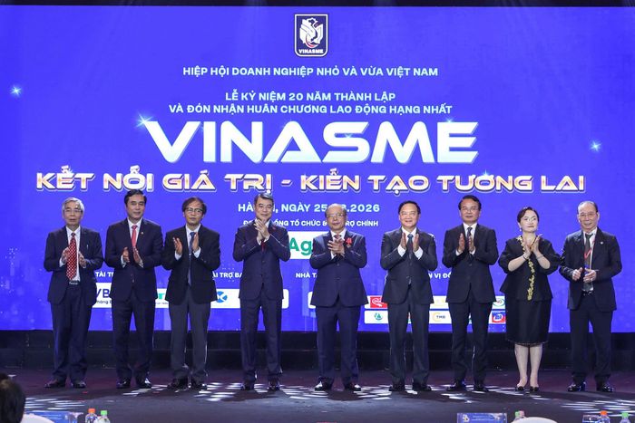 Thủ tướng Lê Minh Hưng, Phó Chủ tịch Quốc hội Nguyễn Khắc Định cùng các đại biểu tham dự Lễ kỷ niệm. Ảnh: P. Nguyên