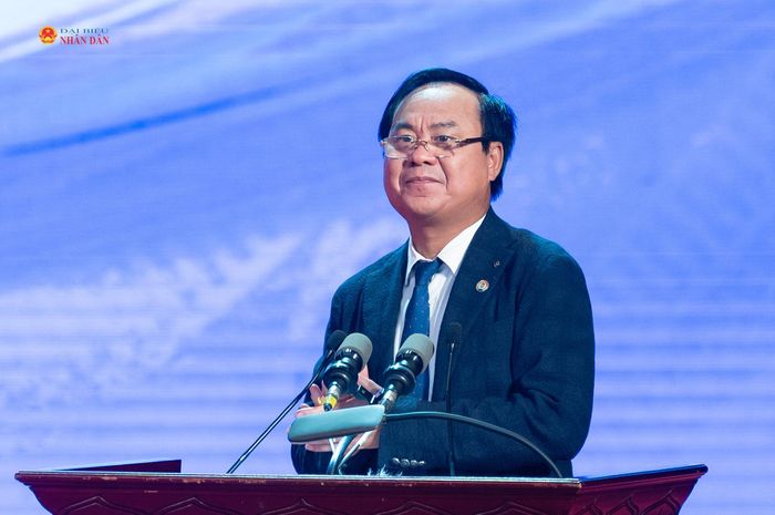 Thứ trưởng Bộ Nông nghiệp và Môi trường Võ Văn Hưng trình bày tham luận "Vai trò của HTX Xã Nông nghiệp trong tái cơ cấu ngành nông nghiệp và xây dựng nông thôn mới văn minh, hiện đại"