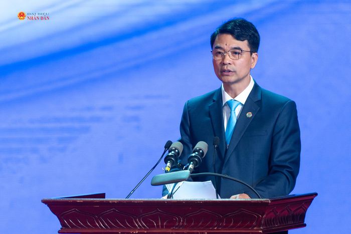 Phó Chủ tịch Liên minh Hợp tác xã Việt Nam khóa VI Đinh Hồng Thái trình bày báo cáo