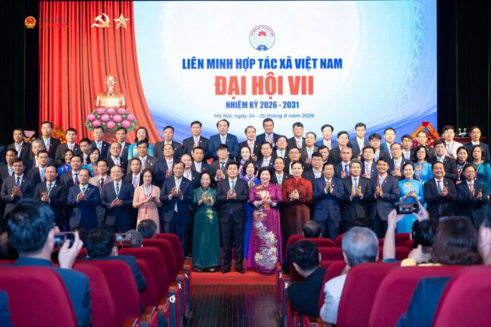 Phó Chủ tịch Quốc hội Nguyễn Hồng Diên và các đại biểu chụp ảnh lưu niệm cùng Ban Chấp hành Liên minh HTX Việt Nam khóa VII