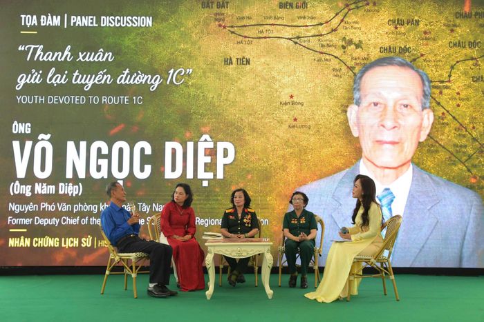 Các nhân chứng lịch sử chia sẻ tại tọa đàm "Thanh xuân gửi lại tuyến đường 1C". Ảnh: Phạm Sỹ