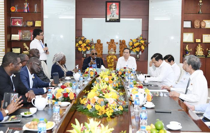Chủ tịch Quốc hội Trần Thanh Mẫn và Chủ tịch Quốc hội Bờ Biển Ngà Patrick Achi thăm làm việc tại Công ty CASEAMEX