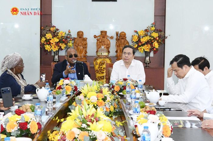 Chủ tịch Quốc hội Cộng hòa Bờ Biển Ngà Patrick Achi phát biểu tại Công ty CASEAMEX