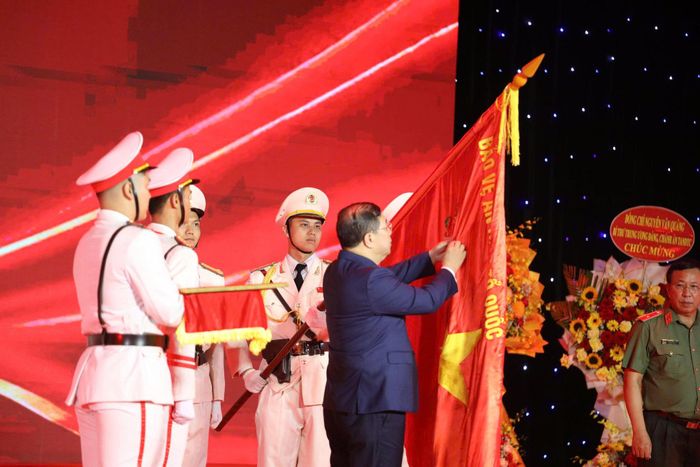 Danh hiệu Anh hùng Lực lượng vũ trang nhân dân là sự ghi nhận xứng đáng, phần thưởng cao quý dành cho các thế hệ cán bộ, chiến sĩ đã cống hiến, hy sinh trong những chặng đường lịch sử vẻ vang.
