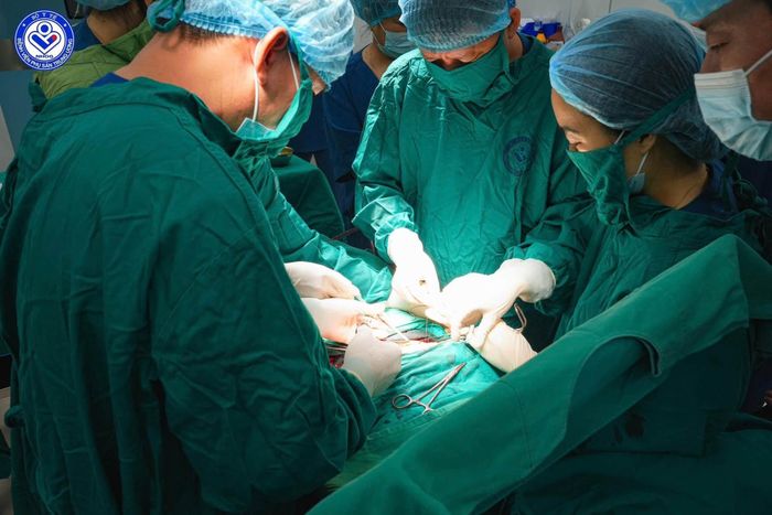 Ê-kíp bác sĩ thực hiện ca phẫu thuật. Ảnh: BVCC