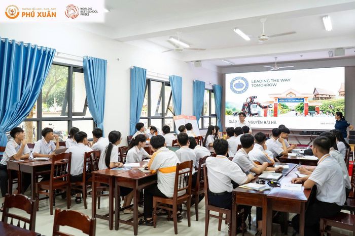 Việc đưa STEM vào các tiết học tại Phú Xuân không chỉ giúp học sinh làm quen với công nghệ mà còn góp phần thay đổi phương pháp học tập