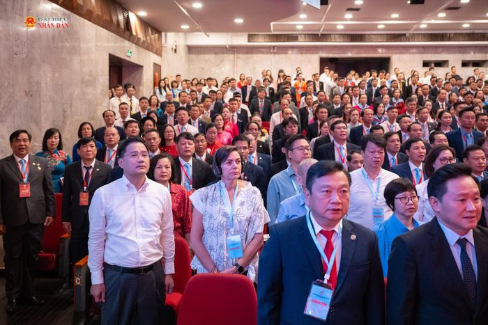 Các đại biểu thực hiện nghi lễ chào cờ