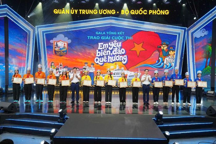 Trung tướng Lê Đình Cường, Tư lệnh Cảnh sát biển Việt Nam và Trung tướng Bùi Quốc Oai, Chính ủy Cảnh sát biển Việt Nam trao giải Ba cho các đội Sao Biển, Mắt Biển và Đảo Mê
