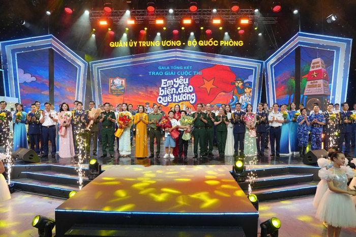 Các đại biểu chụp ảnh lưu niệm