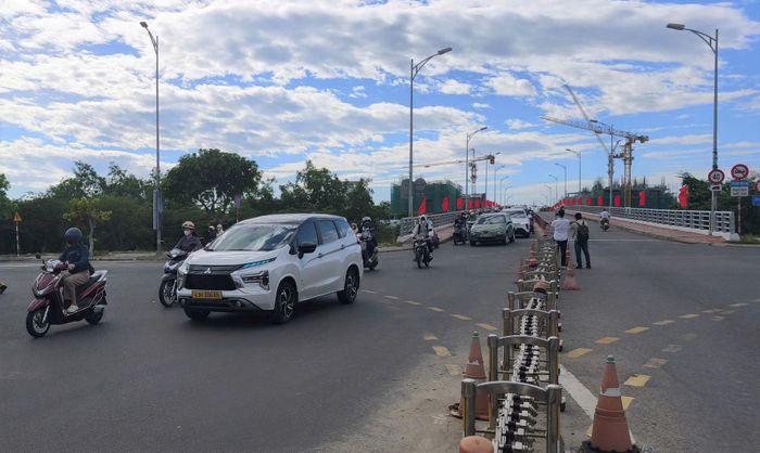 Hiện trạng nút giao thông dẫn lên cầu Hòa Xuân. Ảnh: Tấn Tài
