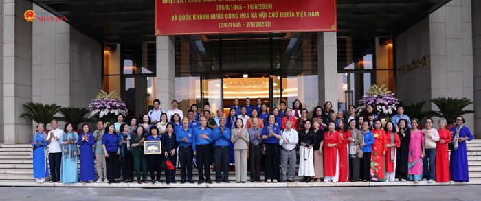 Phó Chủ tịch Quốc hội Nguyễn Thị Thanh chụp ảnh lưu niệm cùng Đoàn