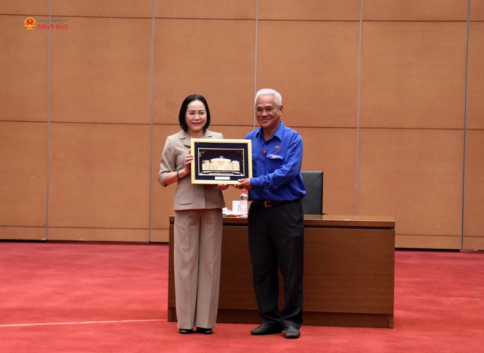 Phó Chủ tịch Quốc hội Nguyễn Thị Thanh trao quà lưu niệm đại diện Ban Liên lạc