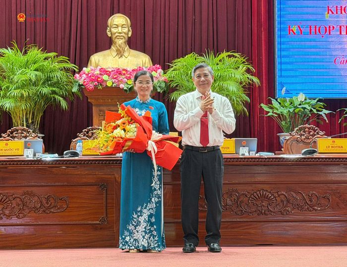 Chủ tịch HĐND thành phố Cần Thơ tặng hoa chúc mừng tân Ủy viên UBND thành phố Trần Thị Huyền