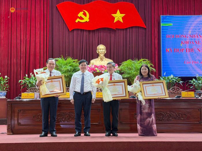 Đại diện tập thể, cá nhân nhận bằng khen vì có thành tích xuất sắc trong công tác bầu cử ĐBQH khoá XVI và đại biểu HĐND các cấp nhiệm kỳ 2026-2031
