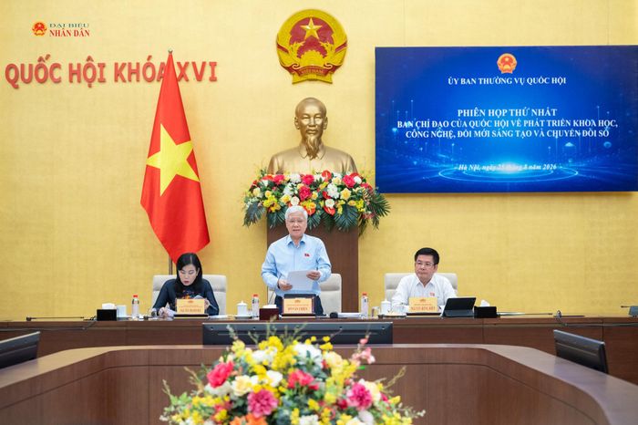 Phó Chủ tịch Thường trực Quốc hội Đỗ Văn Chiến - Trưởng Ban Chỉ đạo của Quốc hội về phát triển khoa học, công nghệ, đổi mới sáng tạo và chuyển đổi số - chủ trì Phiên họp thứ Nhất