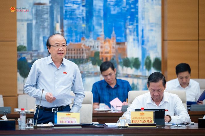 Chủ nhiệm Ủy ban Pháp luật và Tư pháp Phan Chí Hiếu phát biểu