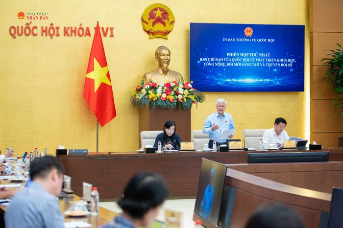 Phó Chủ tịch Thường trực Quốc hội Đỗ Văn Chiến - Trưởng Ban Chỉ đạo của Quốc hội về phát triển khoa học, công nghệ, đổi mới sáng tạo và chuyển đổi số - phát biểu