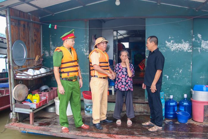 Cảnh sát đường thuỷ và Công an xã Bát Tràng đến thăm hỏi động viên các hộ dân sống tại vạn trên sông