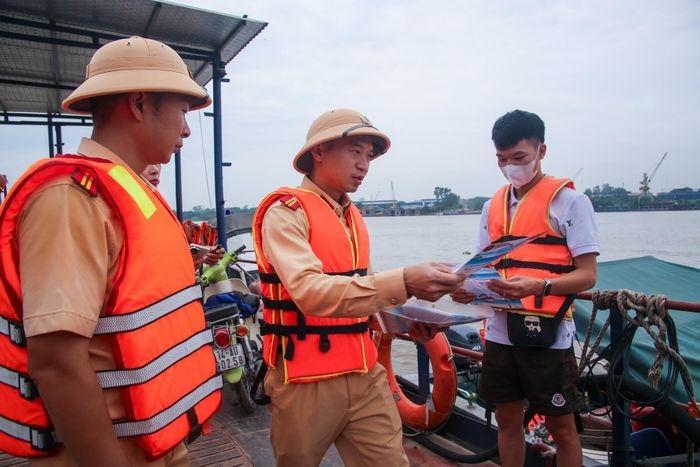 Lực lượng chức năng tăng cường tuyên truyền hướng dẫn người dân bảo đảm an toàn khi tham gia giao thông trên đường thuỷ
