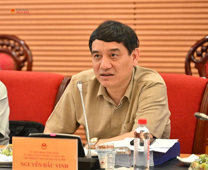 Chủ nhiệm Ủy ban Văn hóa và Xã hội Nguyễn Đắc Vinh phát biểu tại phiên họp