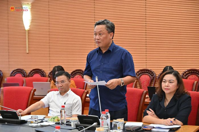 ĐBQH hoạt động chuyên trách tại Ủy ban Văn hóa và Xã hội Vũ Minh Đạo trình bày dự thảo báo cáo thẩm tra sơ bộ