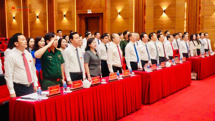 Các đại biểu thực hiện nghi thức chào cờ