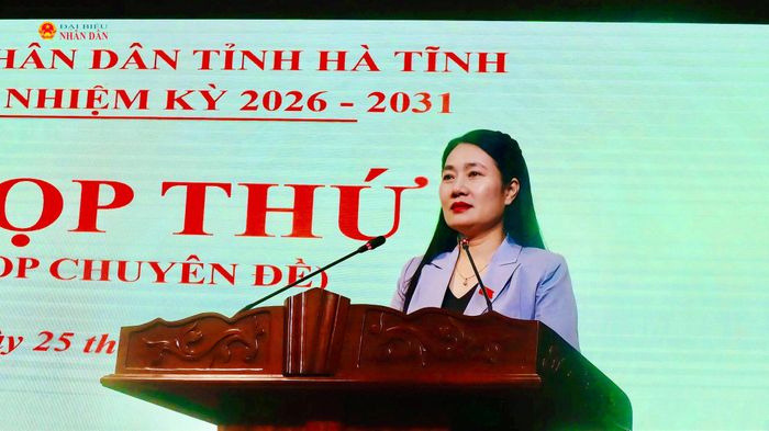 Phó Chủ tịch HĐND tỉnh Nguyễn Thị Việt Hà giới thiệu đại biểu, thông qua chương trình kỳ họp