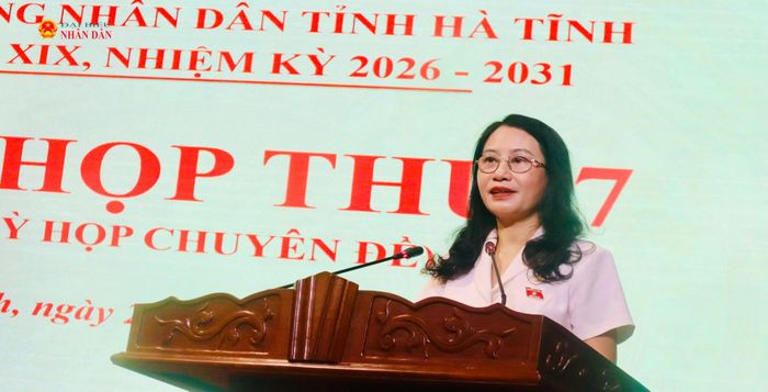 Trưởng Ban Pháp chế HĐND tỉnh Nguyễn Thị Nhuần trình bày tờ trình của Thường trực HĐND tỉnh