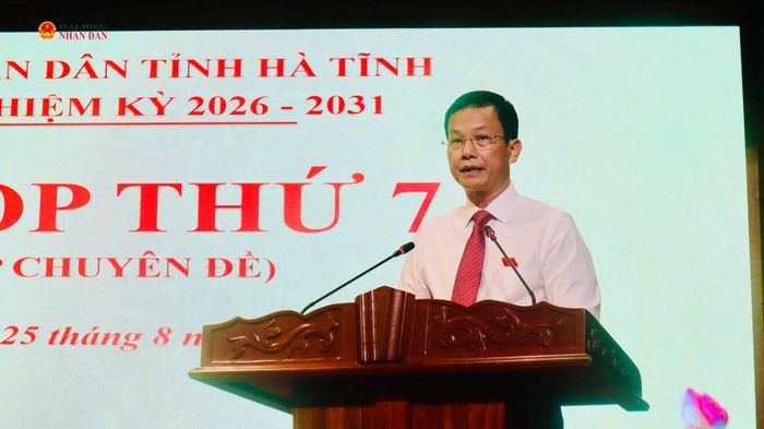 Phó Chủ tịch UBND tỉnh Nguyễn Trọng Hiếu trình bày tờ trình của UBND tỉnh về dự kiến kế hoạch đầu tư công trung hạn nguồn ngân sách nhà nước giai đoạn 2026 - 2030