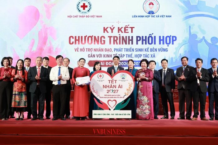  Đại hội trao tặng phần quà  hưởng ứng chương trình “Tết Nhân ái 2027”.